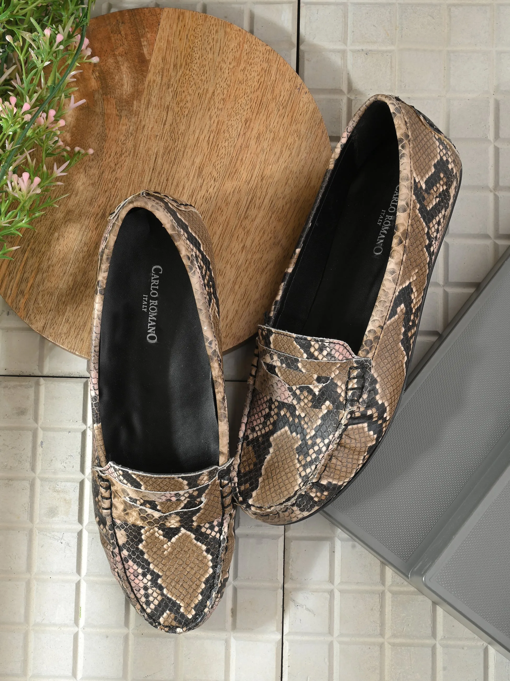 CARLO ROMANO BY WASAN MULTI COLOR VEGAN LEATHER SNAKE PRINT MOCCASIN FOR WOMEN