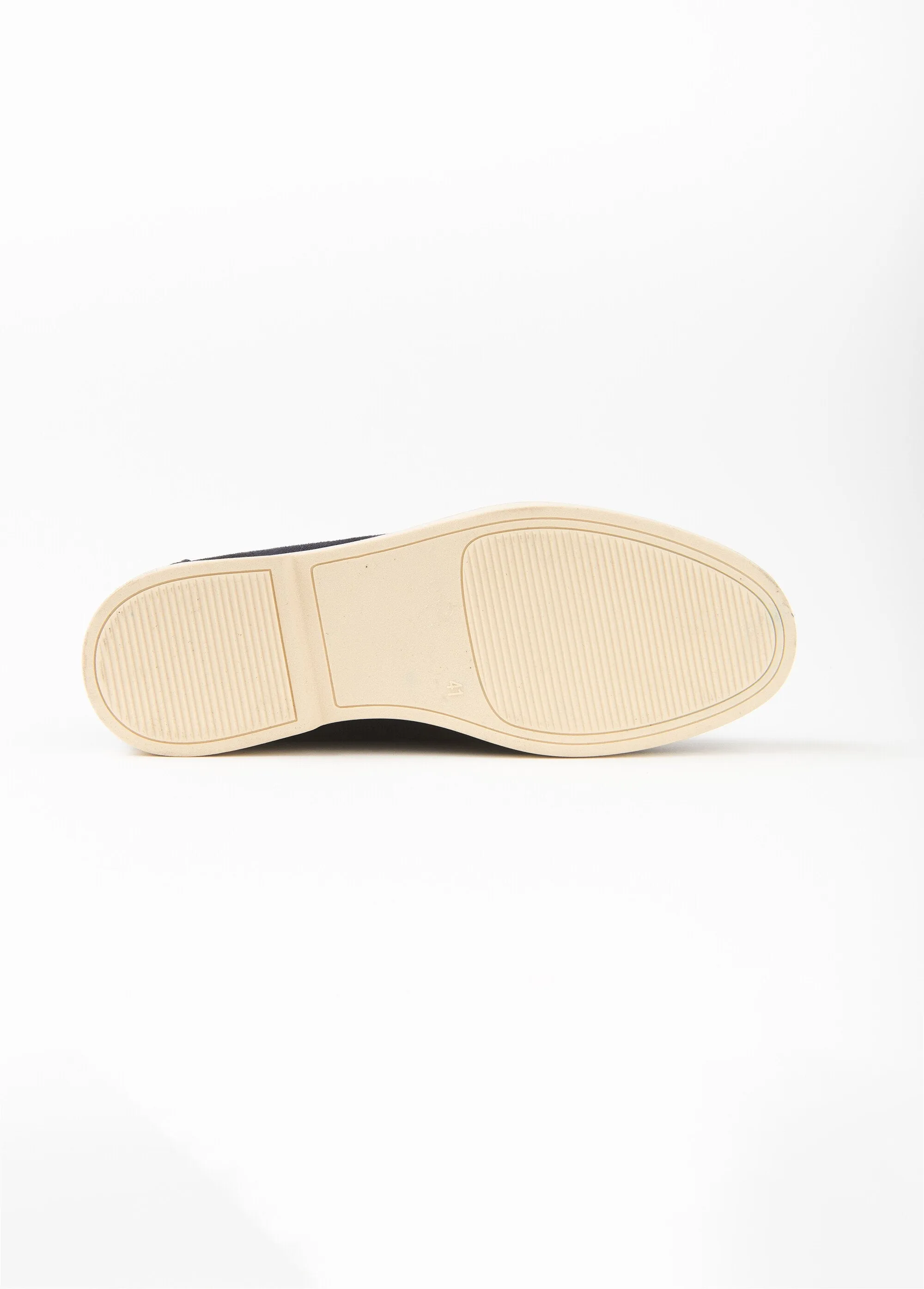 Men's moccasins with contrasting soles
