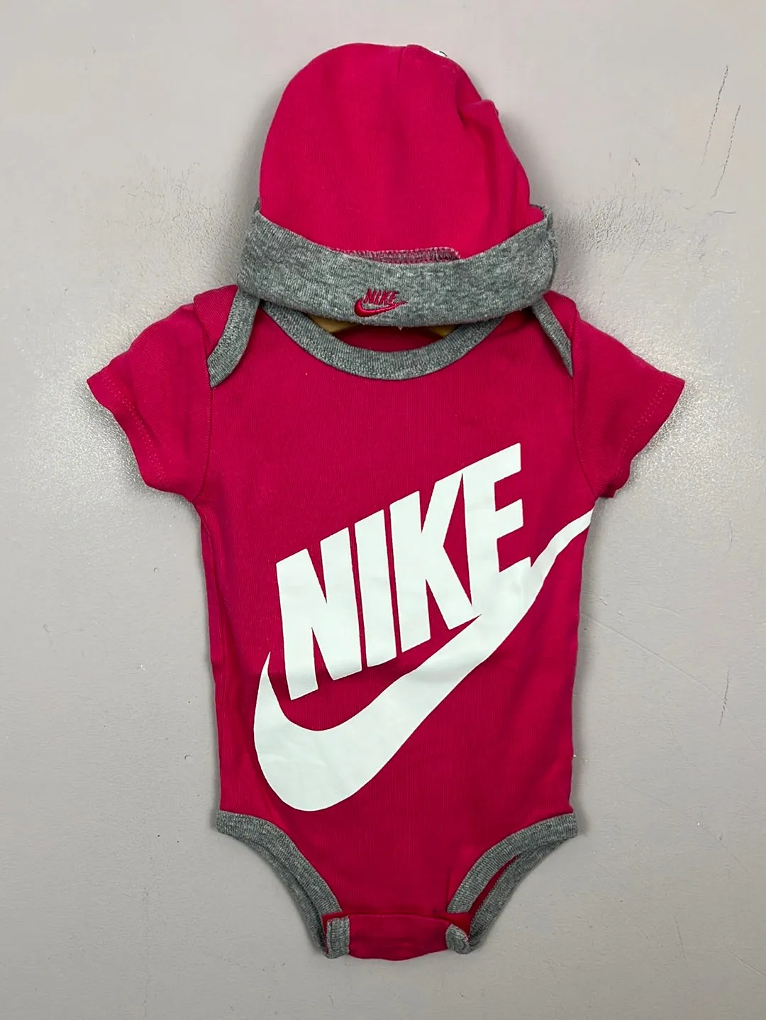 Nike pink bodysuit & hat 0-6m