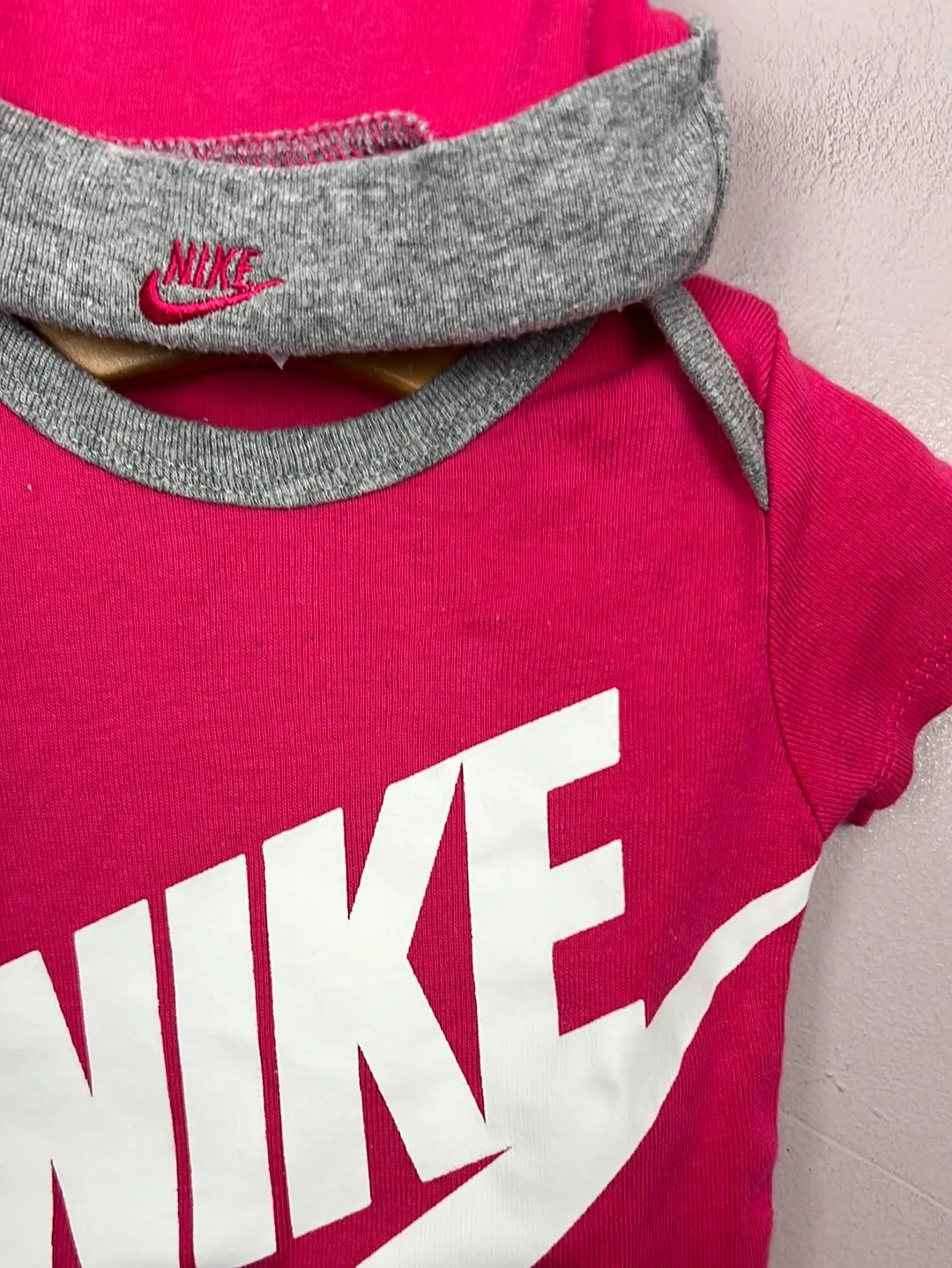 Nike pink bodysuit & hat 0-6m